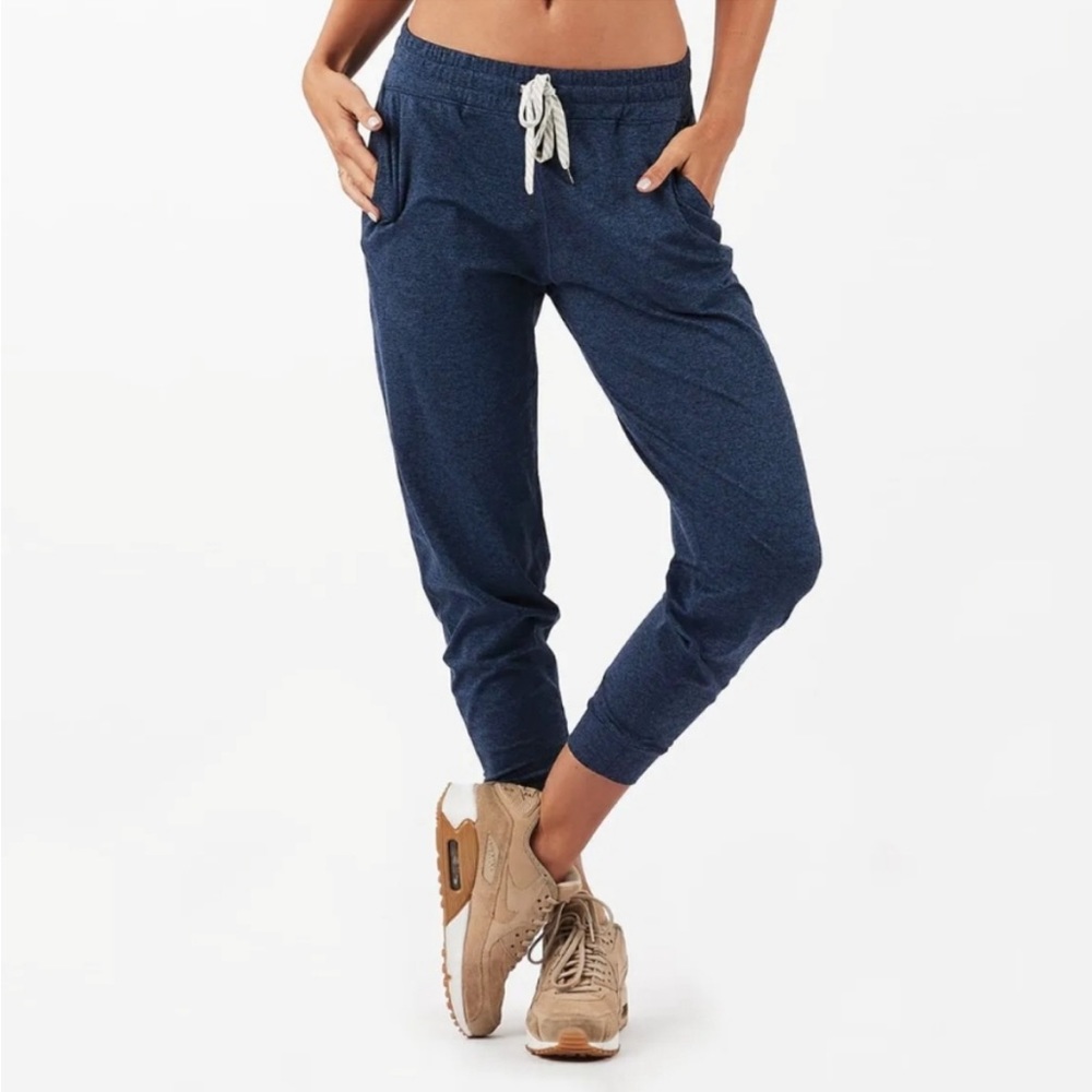 New Womens Vuori performance joggers size medium in Navy Heather.